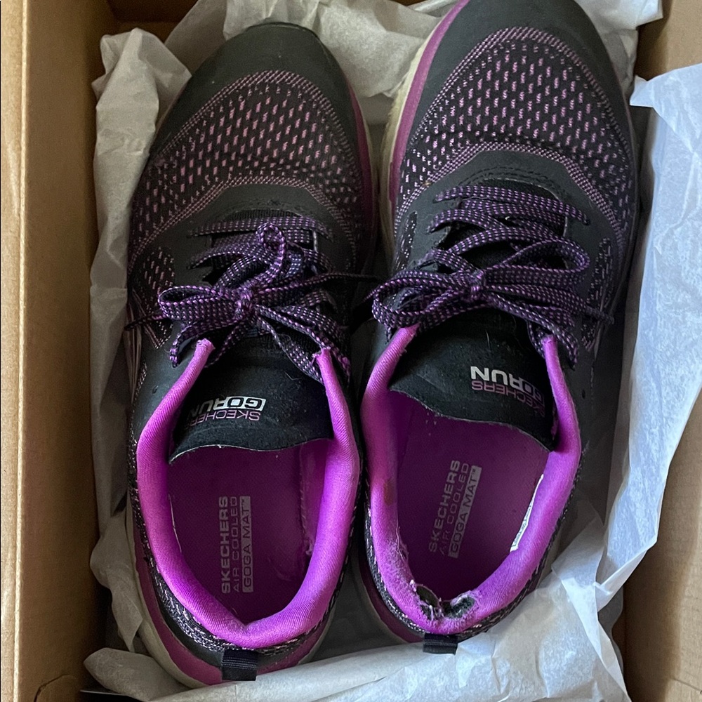 Skechers Women's Black and Pink Sneakers